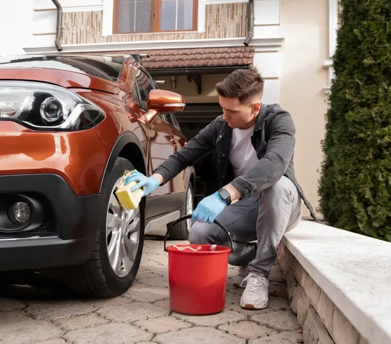 Lavage auto à domicile Ticheville : professionnel intervenant sur un véhicule